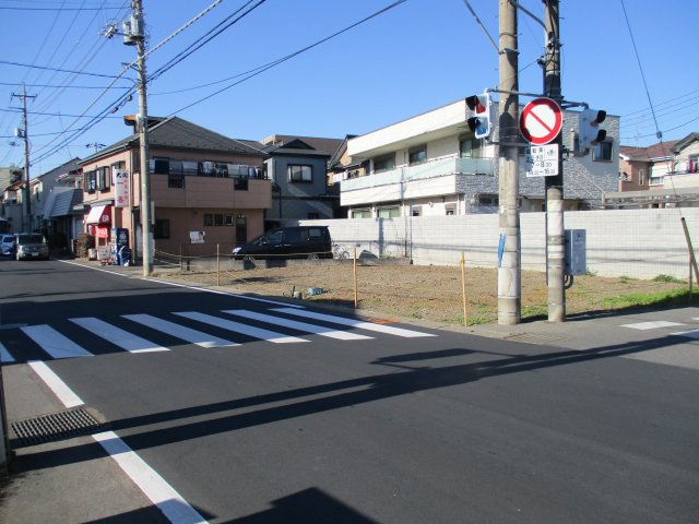 習志野市本大久保５丁目　土地　東南角地　建築条件なしの前面道路含む現地写真|前面道路含む現地写真です　東側約５．４ｍ公道×南側約８．０ｍ公道