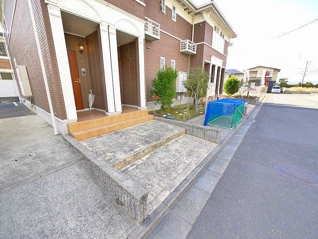 グランツⅡ（州見台）のエントランス|落ち着いたエントランスです