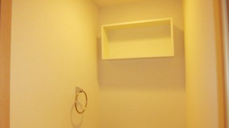 リブリ・千草のトイレ|トイレ上部の収納棚