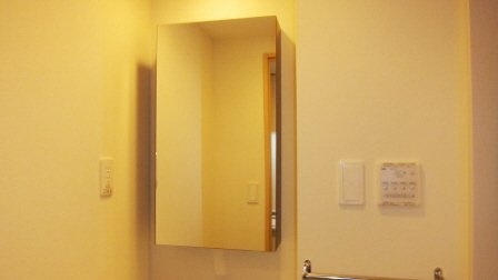 リブリ・千草の洗面所|洗面台鏡の裏は収納です