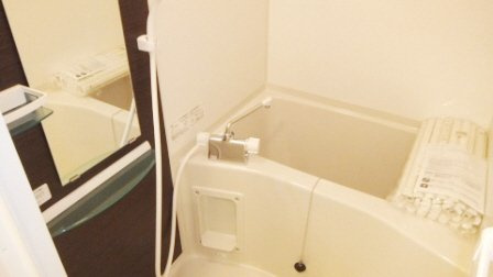 リブリ・千草の浴室|浴室には大きな鏡つきです