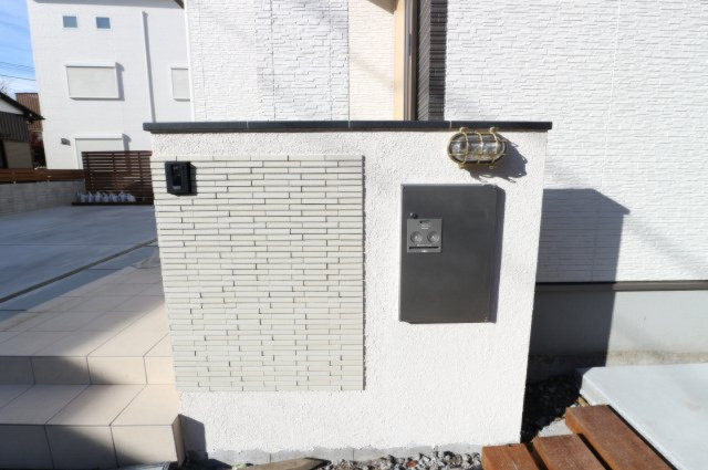 武蔵大和貸家のエントランス|ＴＶモニターホン、宅配ＢＯＸ