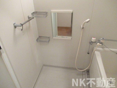 【浴室】 | アローハイム（荒本賃貸） | お風呂に鏡があります