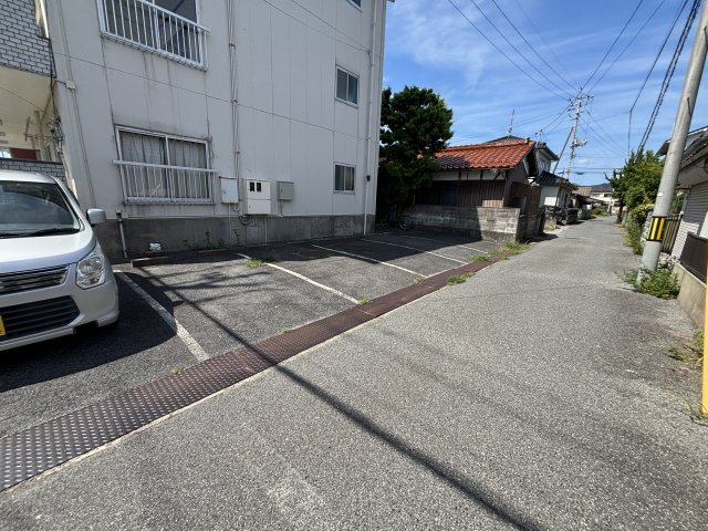 富谷マンションの駐車場
