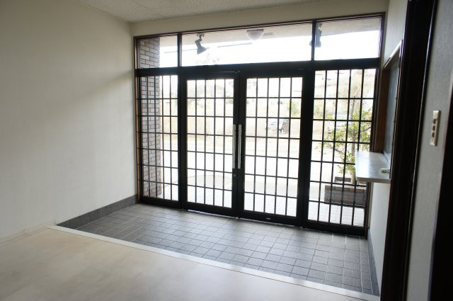 長畑貸事務所のエントランス