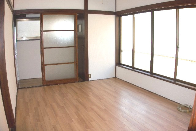 足立区足立４丁目のアパートの居間・リビング