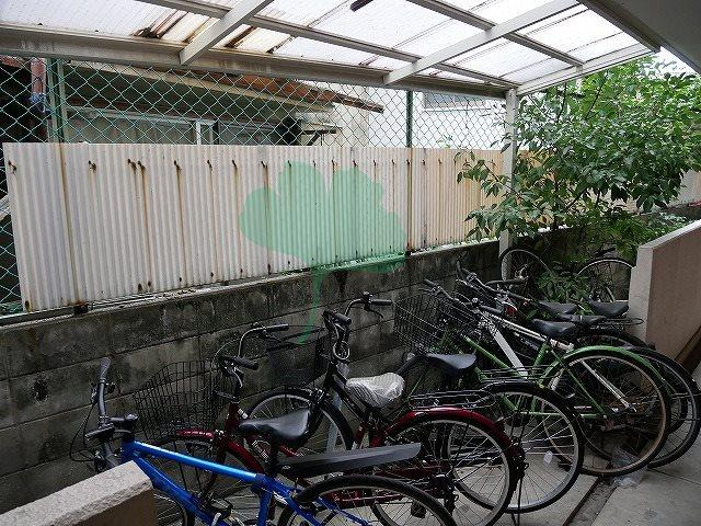 ファッショナルベアー2番館の駐車場
