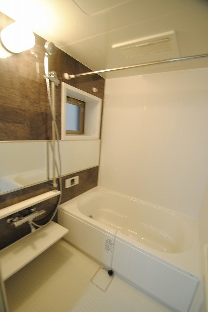 アーバンコート中央町の浴室|窓付き♪