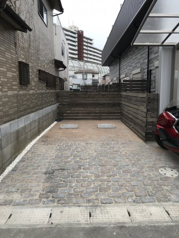 R-Style NSの駐車場