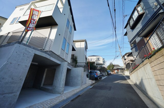 価格変更！保土ヶ谷駅徒歩９分！スマホリモートコントロール付♪カースペース２台♪月見台新築戸建ての前面道路含む現地写真