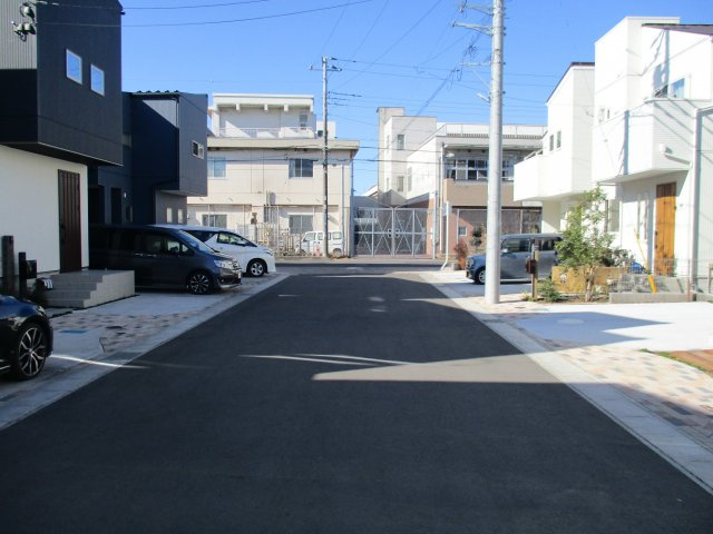習志野市東習志野１丁目　新築戸建　駐車２台可の前面道路含む現地写真|前面道路含む現地写真です　南西側約６．０ｍ私道