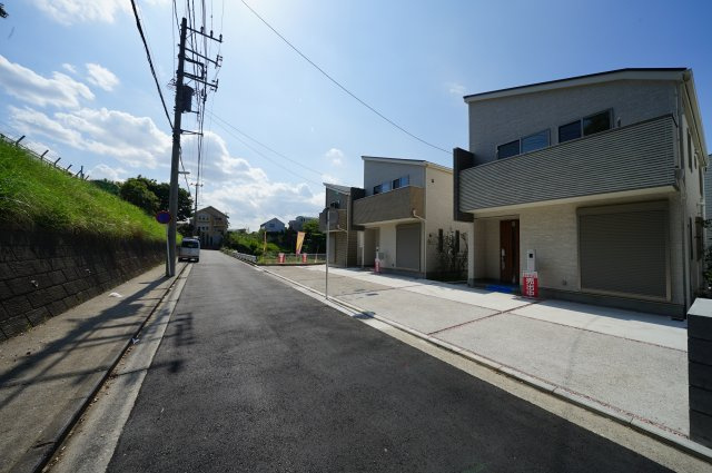 保土ヶ谷区仏向町 全３棟新築戸建て【成約】の前面道路含む現地写真|駐車スペース2台可能ですので、ご家族の移動にお車も便利ですね。