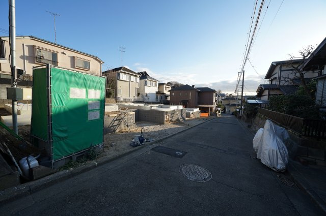 保土ヶ谷区新桜ヶ丘1丁目 新築戸建て【成約】の前面道路含む現地写真