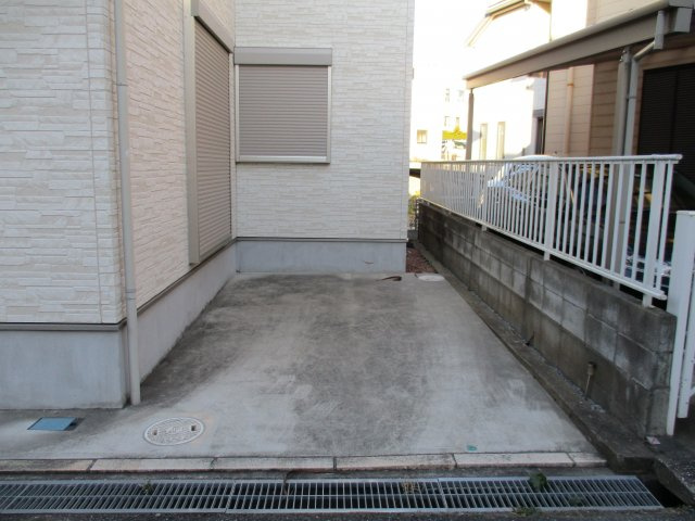八千代市萱田　中古戸建　平成２６年築の築浅戸建ての駐車場|駐車場に車を止められます