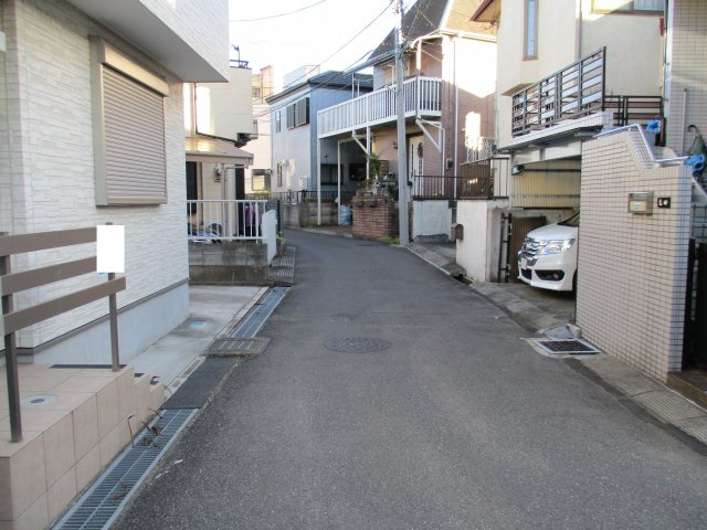 八千代市萱田　中古戸建　平成２６年築の築浅戸建ての前面道路含む現地写真|前面道路含む現地写真です