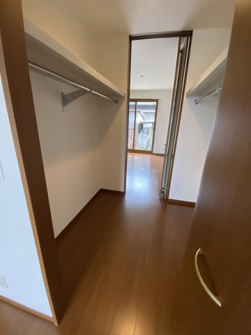 エタニティ相生の洋室|便利な通り抜けできる、ウォークインクローゼット