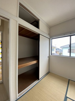 【展望】 | 2階・和室6帖のお部屋にある天袋付き押入れです！押入れはかさばるお布団や季節のお洋服を収納するのに便利です♪
