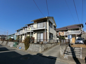 【外観】 | 小田急多摩線「栗平」駅より徒歩5分！人気のテラスハウスです☆コンビニや郵便局が近くて便利な住環境♪