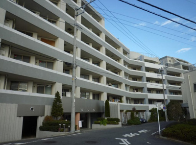 【外観】 | クレッセント市が尾ヒルサイドコート | 南東・南西向きの角部屋・3面バルコニーで陽当り良好です♪
