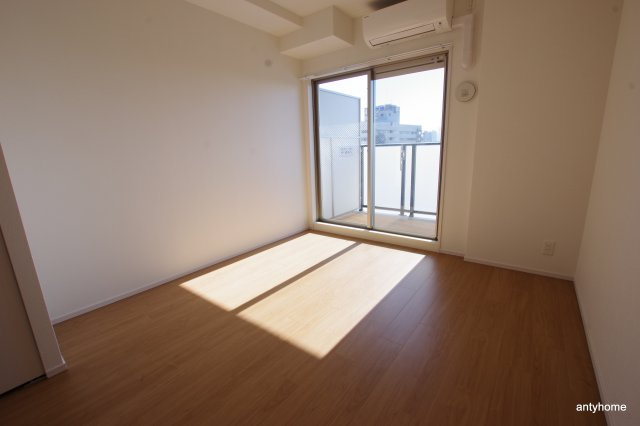 レオンコンフォート阿波座西　仲介手数料無料の居間・リビング