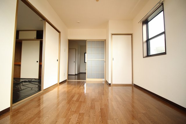 シャルマンＡ棟の寝室|角部屋なので窓が付いていて居室が明るいです