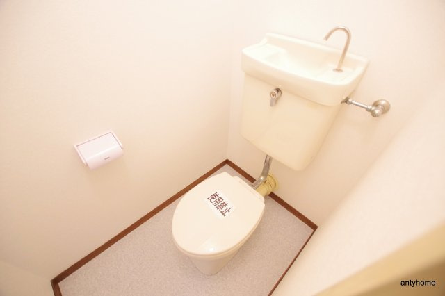 新大阪グランドハイツ北　仲介手数料無料のトイレ