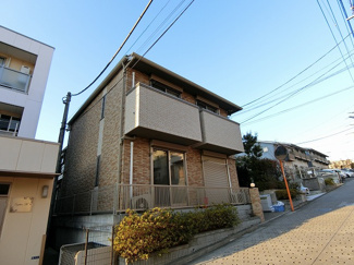 【外観】 | 小田急線「新百合ヶ丘」駅まで徒歩5分！1フロア2住戸で快適な2階建てアパートです☆コンビニやスーパーも近くて便利な住環境です☆