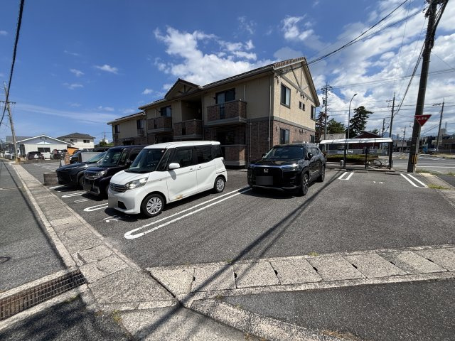 エクセレントONEB棟の駐車場