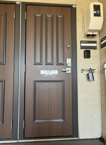 エクセレントONEB棟の玄関