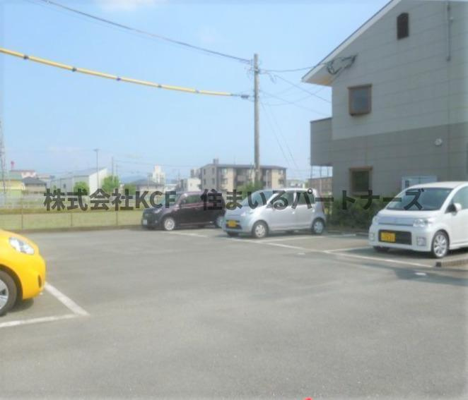 メゾンドールMURATAの駐車場|車をお持ちの方に嬉しい駐車場付きの物件です