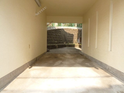 【駐車場】 | 春日1丁目戸建 | シャッター付き駐車場★