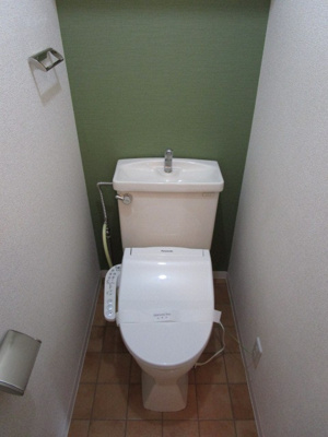 【トイレ】 | スカイハイツB | トイレは温水洗浄便座付き♪人気のバストイレ別です♪小物を置ける便利な棚やタオルハンガーも付いています♪