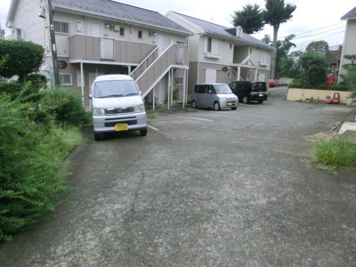 【駐車場】 | スカイハイツB | いつでも目の届く敷地内に駐車場があります♪お車をお持ちのファミリーさんにオススメです☆