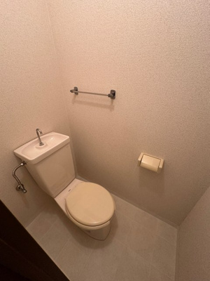 【トイレ】 | 百合ヶ丘ビューハイツ | 人気のバストイレ別です♪横にはタオルを掛けられるハンガーもあります♪
