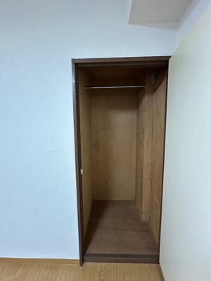 【収納】 | 百合ヶ丘ビューハイツ | 洋室5.5帖のお部屋にあるクローゼットです♪お洋服もしわにならず、キレイに収納できます☆