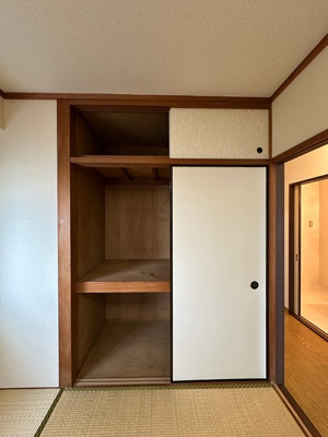 【収納】 | 百合ヶ丘ビューハイツ | 和室6帖のお部屋にある天袋付き押入れです！押入れは寝具など、かさ張りやすいものの収納にぴったり☆お部屋すっきり片付きます♪