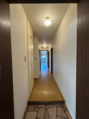 【展望】 | 百合ヶ丘ビューハイツ | 玄関から室内への景観です！右手に洋室5.5帖のお部屋、正面にリビングダイニングキッチンがあります♪