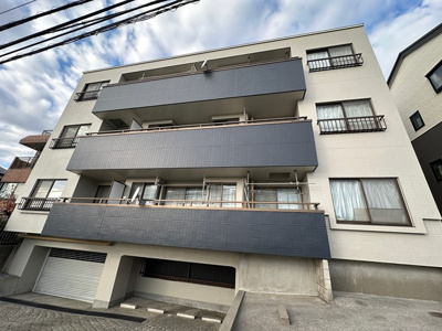 【外観】 | 百合ヶ丘ビューハイツ | 「百合ヶ丘」駅にアクセス可能な最寄りバス停まで徒歩1分！郵便局やコンビニが近くて便利な立地の3階建てマンションです♪