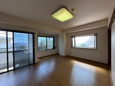 【居間・リビング】 | 百合ヶ丘ビューハイツ | 南向きリビングダイニングキッチン12.8帖☆バルコニーに繋がる角部屋二面採光のお部屋です♪二面採光のお部屋は陽当たり良好♪