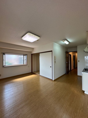 【居間・リビング】 | 百合ヶ丘ビューハイツ | 南向きリビングダイニングキッチン12.8帖☆バルコニー側からの眺めです♪椅子とテーブルを囲んで家族団欒の時間を過ごせます♪