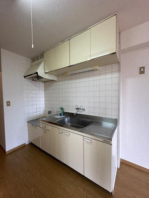 【キッチン】 | 百合ヶ丘ビューハイツ | ガスコンロ設置可能のキッチンです☆場所を取るお鍋やお皿もたっぷり収納できてお料理がはかどります！