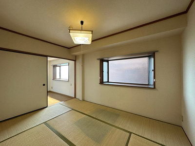 【寝室】 | 百合ヶ丘ビューハイツ | 和室6帖☆リビングダイニングキッチンに繋がる落ち着くお部屋です！出窓には写真や小物を飾れるので、お部屋が華やぎますね☆