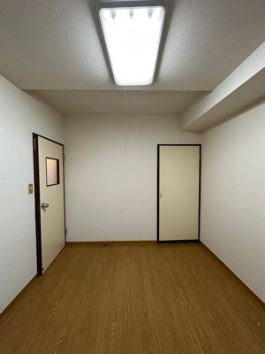 【寝室】 | 百合ヶ丘ビューハイツ | 洋室5.5帖☆クローゼットがあります♪お洋服がスッキリ収納できて、整理しやすくなりますね☆