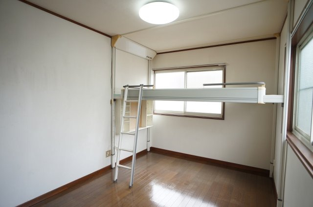 【居間・リビング】 | ハウスリバティー | 可動式ベッドでお部屋の有効活用が出来ます♪