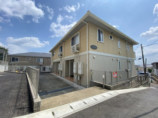 【外観】 | ペットOK♪ワンちゃんと一緒に暮らせる2階建てアパート！最寄りバス停まで徒歩3分！雨の日の通勤やお出かけもバス利用でスムーズです♪