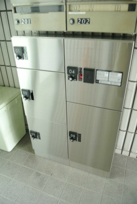 【エントランス】 | ルミエール日吉 | 共用エントランスには宅配BOXがあるので荷物の受け取りもスムーズに♪再配達の手間がかからないのが魅力☆