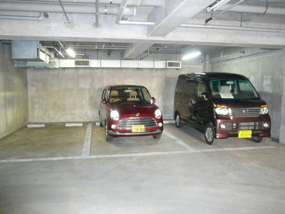 【駐車場】 | ルミエール日吉 | いつでも目の届く敷地内に駐車場があります♪お車をお持ちの方におすすめです！屋内なので、雨の時の乗り降りもらくらく☆