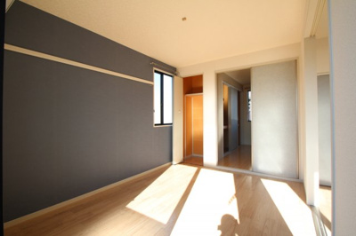 【居間・リビング】 | ラフォーレ・秋桜 | 落ち着いた色彩のアクセントクロス！