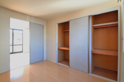 【寝室】 | ラフォーレ・秋桜 | ゆとりの広さです