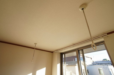 【設備】 | アリコヴェール | 住まうにあたって非常に便利な室内物干しも設置しています。（写真は202号室です）